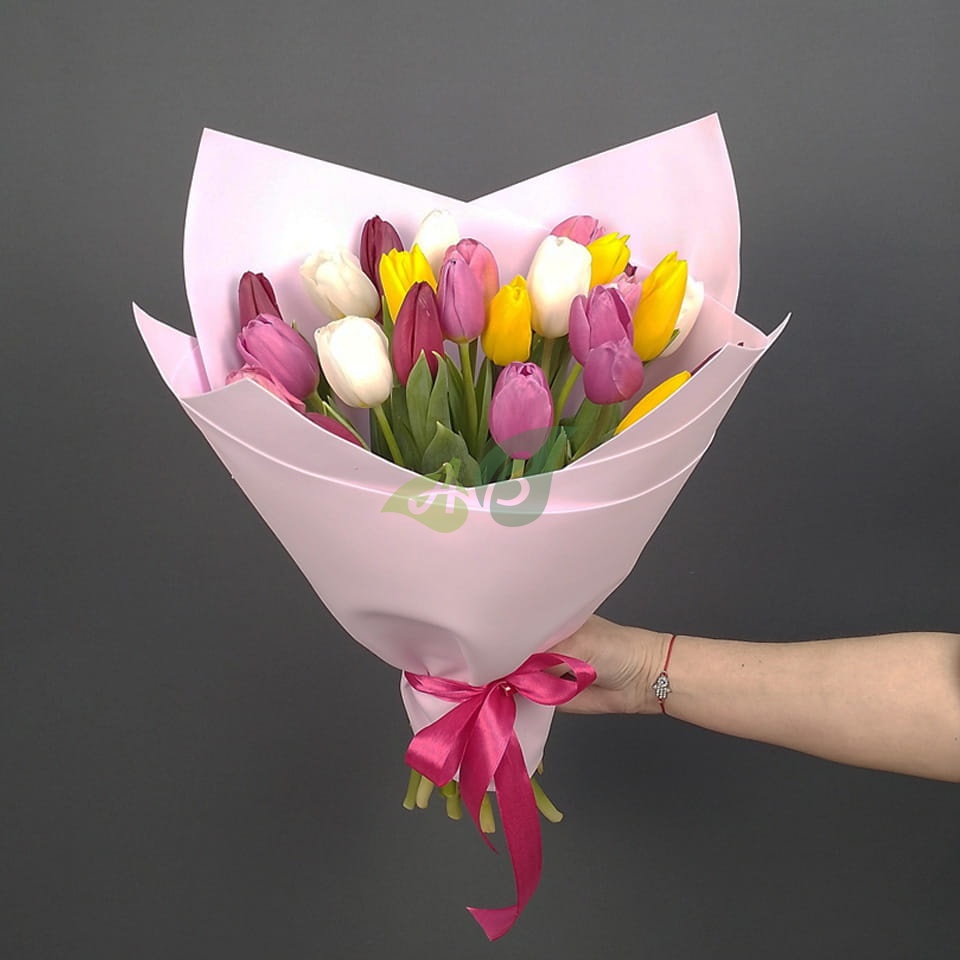 Букет разноцветных тюльпанов Красочный